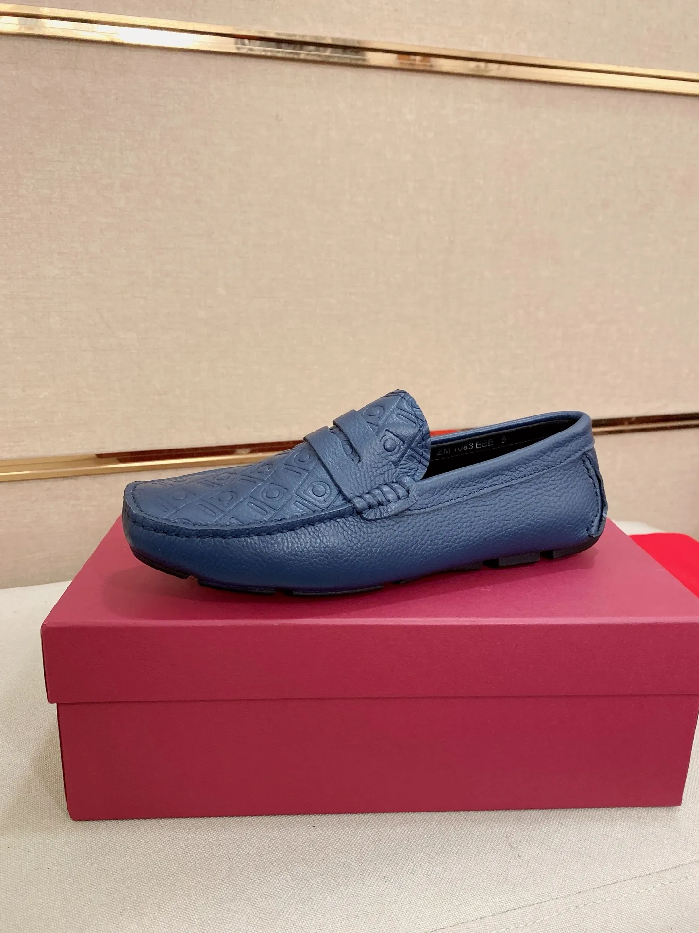 Men's shoes💰: 560💰High-end quality! Ferragamo🆕🆕Exclusive hot-selling products in stock🔥🔥New products on the shelves, high-quality Ferragamo men's pea shoes, high-end casual driving shoes, with complete packaging! 💪 💪 Material: imported first-layer pebbled cowhide 🐂 + imported high-quality water-dyed cowhide lining + wear-resistant outsole 👍🏻👍🏻 Features: high-end and comfortable, purely handmade 🚀 🚀 Create the perfect shoe that suits you best 🔥 🔥 Size: (38-44) 45 standard size can be customized!